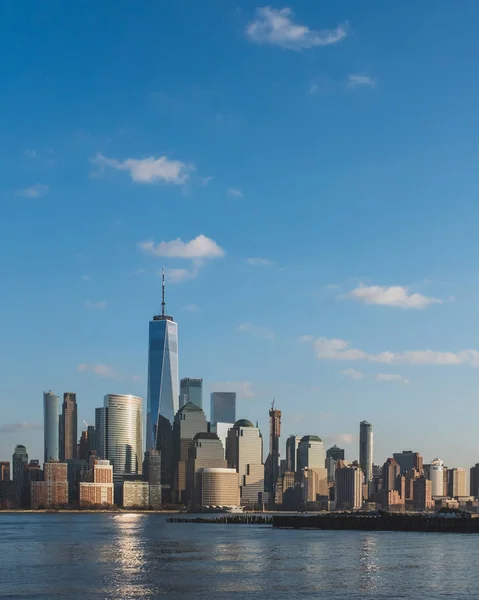 Skyline of downtown Manhattan i New York City i skymningen, sedd — Stockfoto