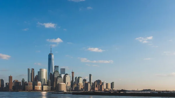 Skyline del centro de Manhattan de Nueva York al atardecer, visto — Foto de Stock