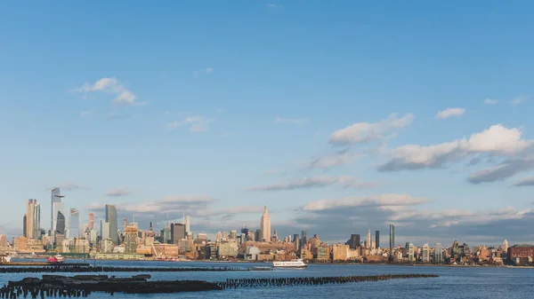 Skyline i Midtown Manhattan i New York City, sedd från New — Stockfoto