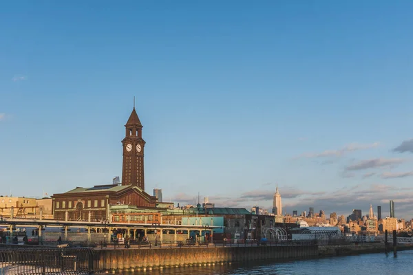 Estación de tren de Hoboken en Nueva Jersey con vista al centro de Manhatt — Foto de Stock