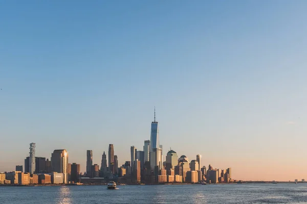 Skyline del centro de Manhattan de Nueva York al atardecer, visto — Foto de Stock