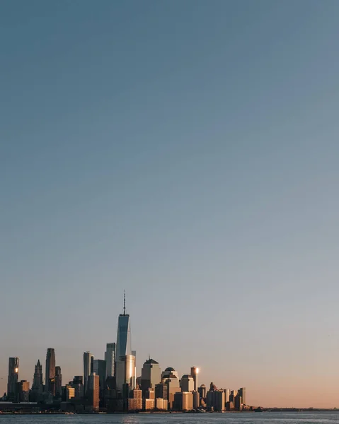 Skyline del centro de Manhattan de Nueva York al atardecer, visto — Foto de Stock