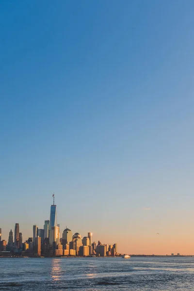 Skyline of downtown Manhattan i New York City i skymningen, sedd — Stockfoto