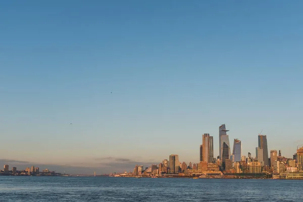 Skyline i Midtown Manhattan i New York City, sedd från New — Stockfoto