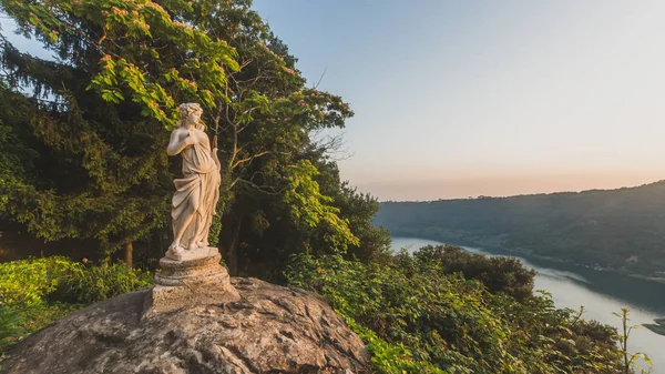 Nemi Gölü ve kaya üzerinde heykeli ile tepeler görünümü, Nemi, Ital