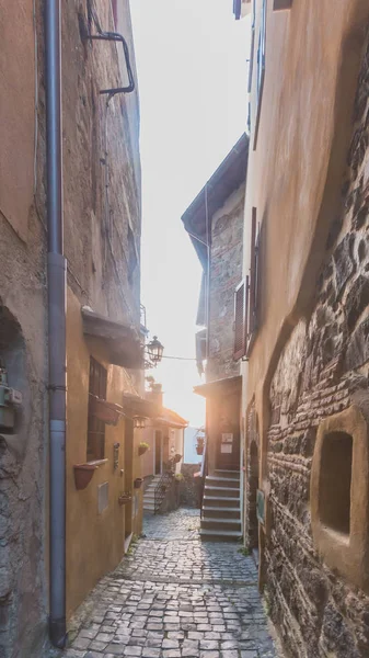 Straße und architektur der stadt nemi, italien — Stockfoto