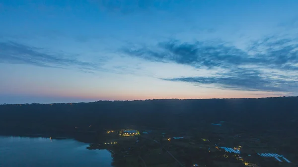 Jezero Nemi a krajina při západu slunce, viděné z města Nemi, — Stock fotografie