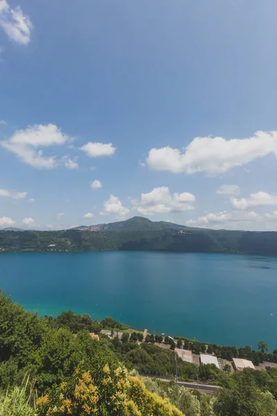 Vue du lac Albano depuis la ville de Castel Gandolfo, Italie — Photo