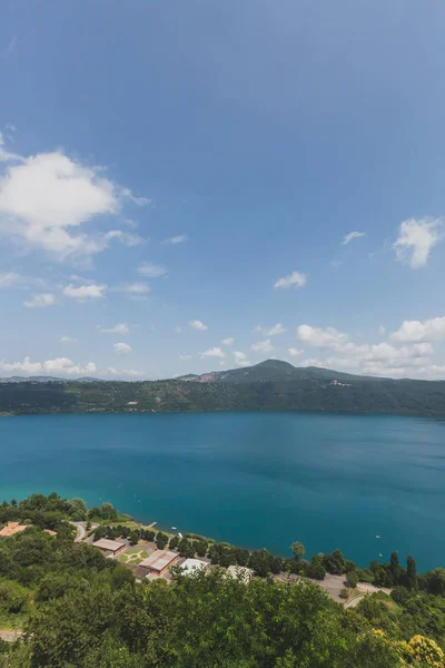 Vue du lac Albano depuis la ville de Castel Gandolfo, Italie — Photo