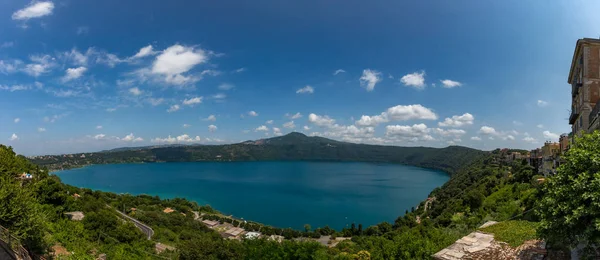 Widok na jezioro Albano z miasta Castel Gandolfo, Włochy — Zdjęcie stockowe