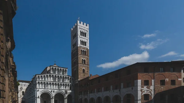 A Szent Márton székesegyház és a torony homlokzatán, Lucca-ban, Toszkánában — Stock Fotó