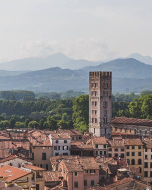 Lucca, Toskana evleri üzerinde San Frediano Kulesi ve Bazilikası