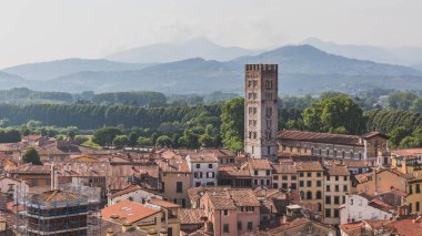 Lucca, Toskana evleri üzerinde San Frediano Kulesi ve Bazilikası