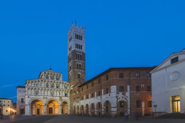 Lucca'daki St Martin Katedrali ve kulesinin ön cephesi
