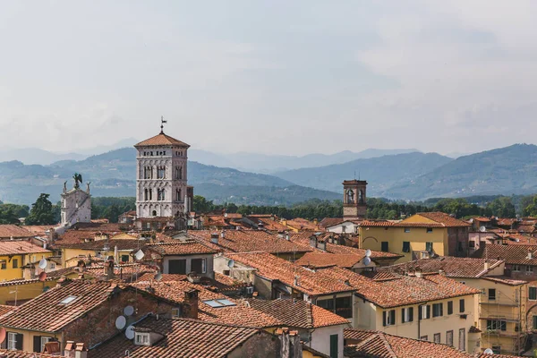 Torre de San Michele en la iglesia del Foro sobre las casas de Lucca, Toscana — Foto de Stock