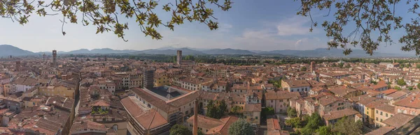 Gyönyörű kilátás az építészetről és az épületről Lucca, Toszkána, — Stock Fotó