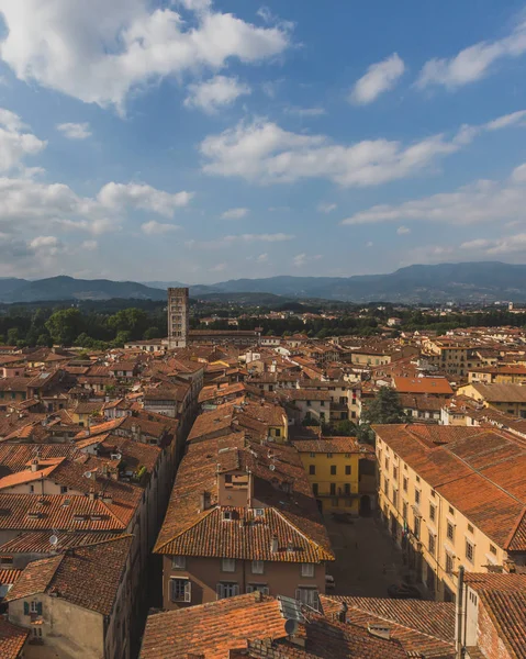 Arquitectura y edificios de Lucca, Toscana, Italia, con mounta — Foto de Stock