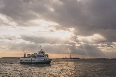 Battery Park doğru su üzerinde seyahat Özgürlük cruise Heykeli