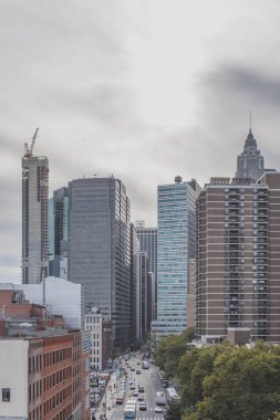 Aşağı Manhattan binaları arasında sokaklarda seyahat eden arabalar