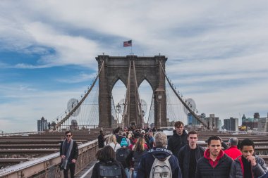 Brooklyn Köprüsü'nde yürüyen insanlar