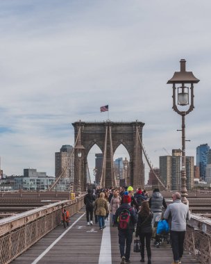 Brooklyn Köprüsü'nde yürüyen insanlar