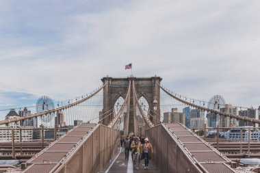 Brooklyn Köprüsü'nde yürüyen insanlar