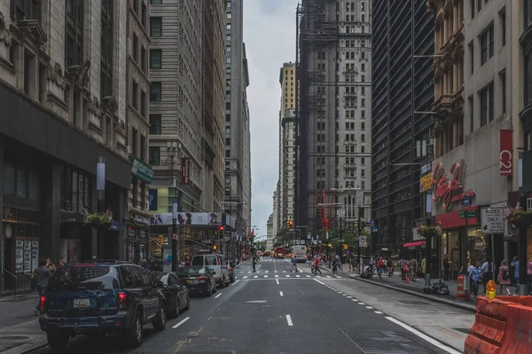 Vista de la calle Broadway vacía entre los rascacielos de la parte baja de Manhatta — Foto de Stock