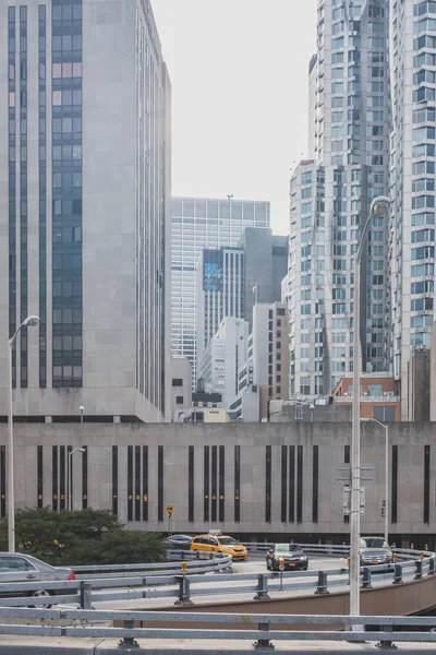 Brooklyn Köprüsü'nü geçmek için otoyollarda seyahat eden arabalar — Stok fotoğraf