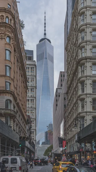 World Trade Center entre edifícios da baixa Manhattan — Fotografia de Stock