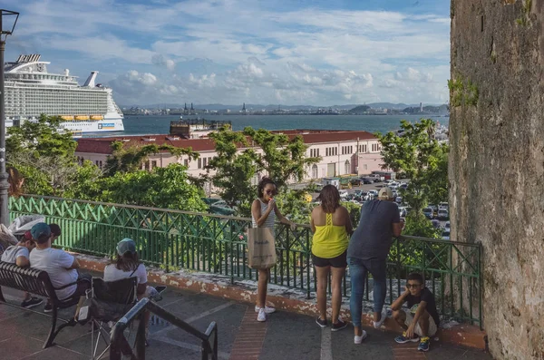 Ludzie odpoczywają w Old San Juan — Zdjęcie stockowe