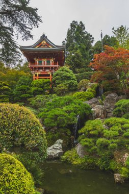 Su üzerinde geleneksel Japon pavyonu
