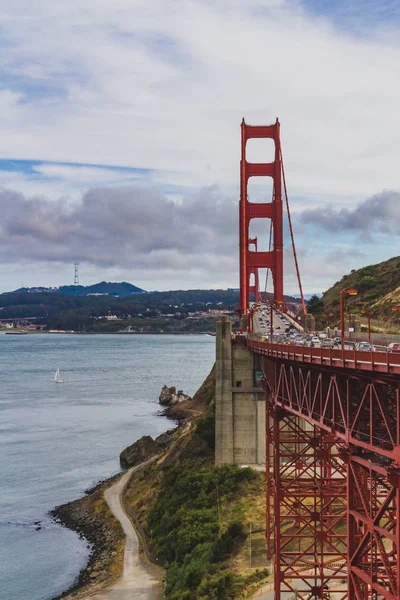 Golden Gate Bridge z samochodami — Zdjęcie stockowe