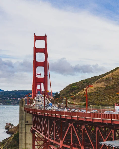 Puente Golden Gate con coches — Foto de Stock