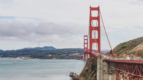 Golden Gate Bridge z samochodami — Zdjęcie stockowe