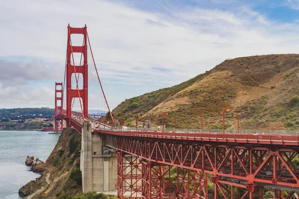 Golden Gate Bridge z samochodami — Zdjęcie stockowe