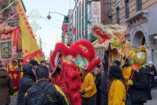 Dragón y león grupos de baile esperando para realizar — Foto de Stock