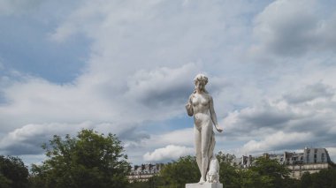 Paris şehir merkezinde Tuileries Garden beyaz mermer heykel, Franc