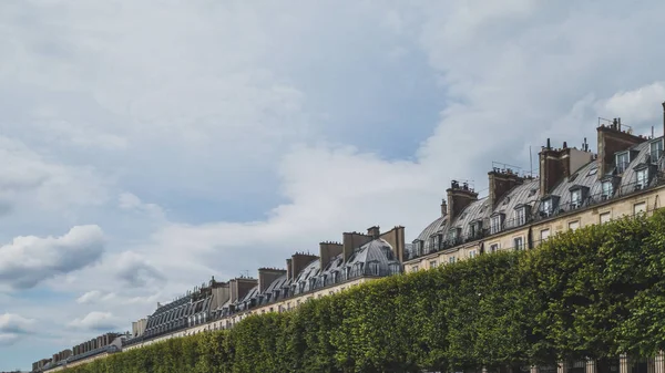 法国巴黎杜伊勒里花园旁的巴黎建筑 — 图库照片