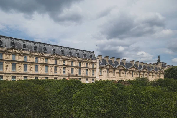 Парижские здания рядом с садом Тюильри, Париж, Франция — стоковое фото