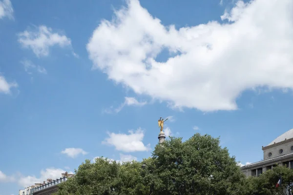 Kolumna ze złotym posągiem na fontannie Chatelet w Paryżu, Francja — Zdjęcie stockowe