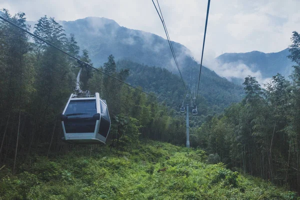 Cable cars on Mingyue Mountain, Jiangxi, China — Stock Photo, Image