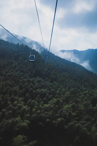 Seilbahnen auf den Berg Mingyue, Jiangxi, China — Stockfoto