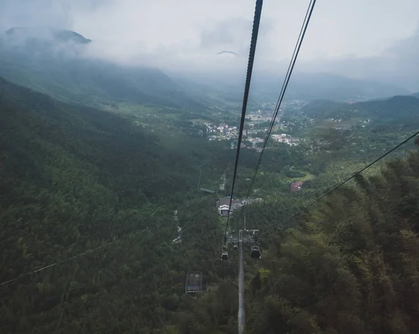 Kolejki linowe na Mingyue Mountain, Jiangxi, Chiny — Zdjęcie stockowe