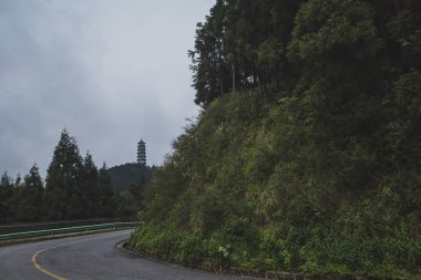Mingyue Dağı'nda yollar ve pagoda, Jiangxi, Çin