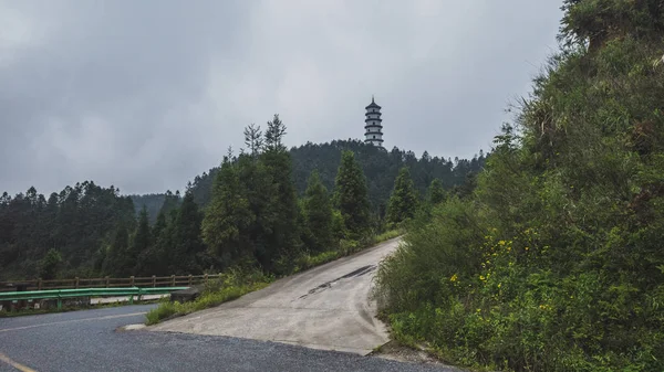 Silnice a Pagoda na hoře Mingyue, Jiangxi, Čína — Stock fotografie