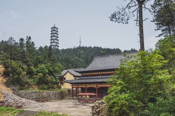 Tempio buddista di Mingyue, su Mingyue Moutain, Jiangxi, Cina — Foto Stock