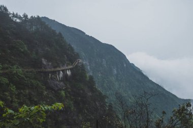 Mingyue Dağı'nda kayalıkta galeri yolu, Çin