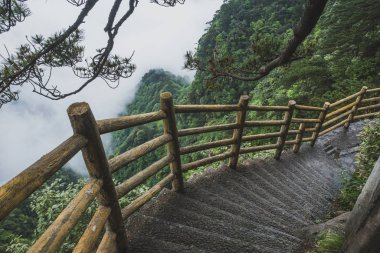 Mingyue Dağı'nda kayalıkta galeri yolu, Çin