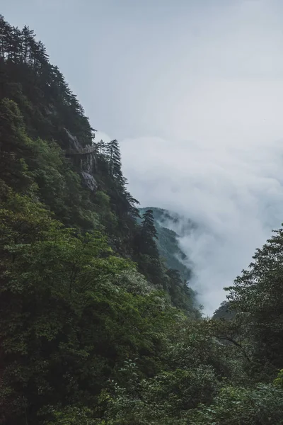 Horské hřebeny v mracích, pohoří Mingyue, Čína — Stock fotografie