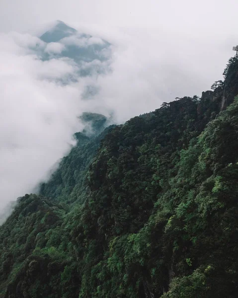 Bergruggen in wolken, Mingyue Mountain, China — Stockfoto